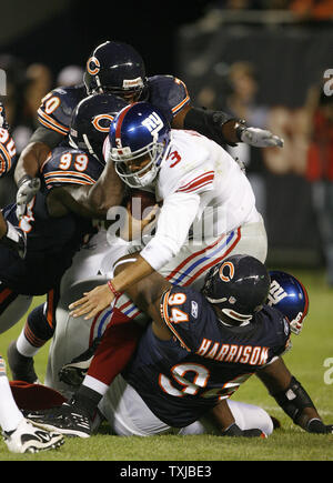 New York Giants quarterbacks Andre Woodson (L) and Eli Manning