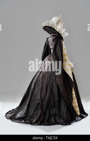 Mannequin wearing Elizabethan paper costume by Isabelle de Borchgrave Stock Photo