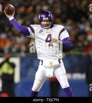 Sept 9, 2010: Minnesota Vikings quarterback Brett Favre (4) warms