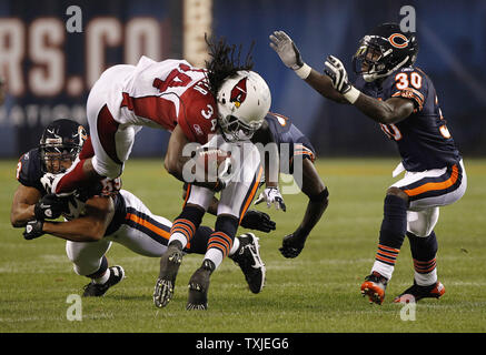 Chicago Bears head coach Lovie Smith (R) talks with cornerback