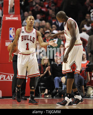 Chicago Bulls' Derrick Rose high-fives general manager John Paxson, left,  prior to accepting the NBA Rookie of the Year award, Wednesday, April 22,  2009, in Northbrook, Ill. Chicago Bulls head coach Vinny