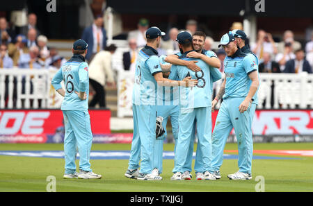 England's Mark Wood (centre) celebrates taking the wicket of Australia's Glenn Maxwell during the ICC Cricket World Cup group stage match at Lord's, London. Stock Photo