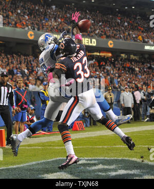 Chicago Bears' Charles Tillman breaks up a touchdown pass to Tampa Bay  Buccaneers' Earl Bennett during the fourth quarter of an NFL football game,  Sunday, Sept. 21, 2008, in Chicago. The Bucs