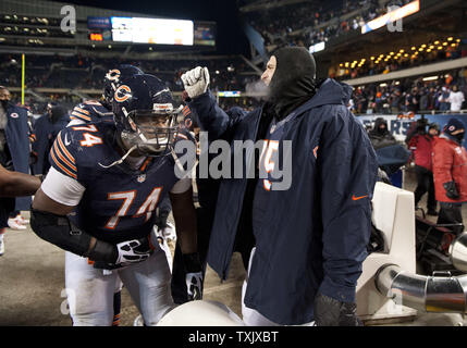 Chicago Bears offensive guard Kyle Long (75) lines up against the New York  Jets during an