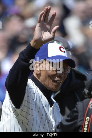 500+ home run hitters and Baseball Hall of Famers Eddie Murray (L to R),  Ernie Banks, Frank Robinson and Hank Aaron pose during a ceremony honoring  the 60th anniversary of Jackie Robinson