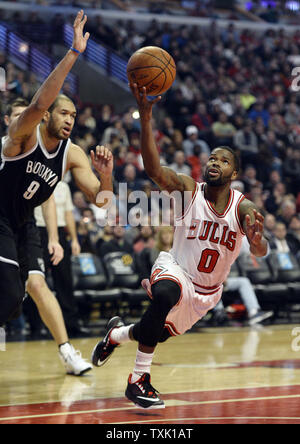 Chicago Bulls' Aaron Brooks (0) goes to the basket against Detroit ...