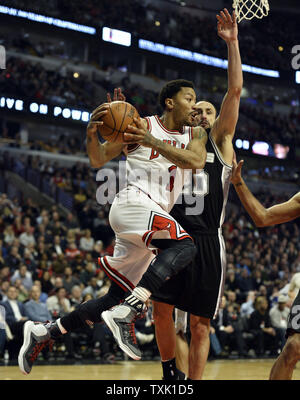 Chicago Bulls guard Derrick Rose (L) drives past San Antonio Spurs guard Manu Ginobili during the third quarter at the United Center in Chicago on January 22, 2015. The Bulls defeated the Spurs 104-81.    UPI/Brian Kersey Stock Photo