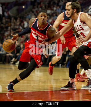 Washington Wizards' Bradley Beal (3) drives against Chicago Bulls' Ryan ...