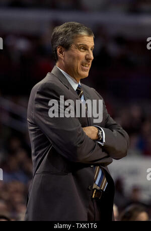 Washington Wizards head coach Brian Keefe shouts to his team during the ...