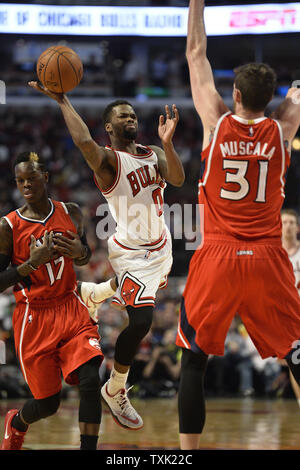 Chicago Bulls guard Aaron Brooks (0) attempts to shoot past Dallas ...