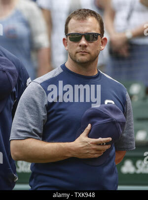 San Diego Padres manager Andy Green, left, argues with umpire Joe West ...