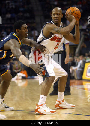 Charlotte Bobcats guard Keith Bogans. rights, drives against Indiana Pacers forward Ron Artest at the Charlotte Bobcats Arena in Charlotte, N.C. on November 16, 2005. The Bobcats won 122-90.  (UPI Photo/Nell Redmond) Stock Photo