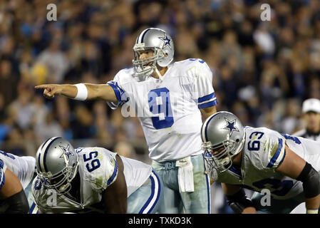 Dallas Cowboys Tony Romo runs out of the pocket in the first quarter  against the New York Giants in week 13 of the NFL season at Giants Stadium  in East Rutherford, New Jersey on December 6, 2009. UPI /John Angelillo  Stock Photo - Alamy