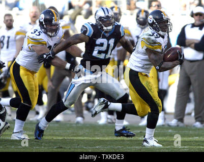 Pittsburgh Steelers running back Willie Parker (39) gains ten yard for a  first down by evading San Diego Chargers linebacker Jyles Tucker (94) in  the fourth quarter of the Steelers 11-10 win