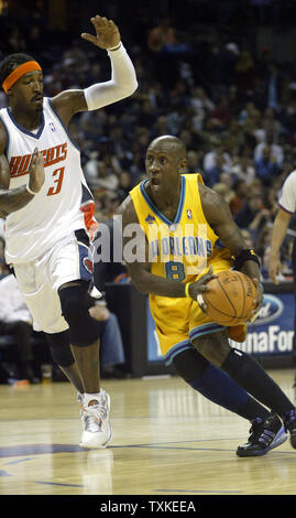 New Orleans Hornets guard Bobby Jackson (8)  drives past Charlotte Bobcats guard Gerald Wallace (3)  at the Charlotte Bobcats Arena in Charlotte, North Carolina on December 28, 2007. (UPI Photo/Nell Redmond) Stock Photo