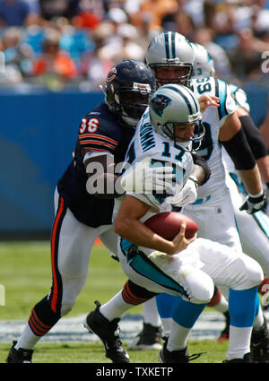 Chicago Bears defensive back Mike Brown celebrates the Bears 13-3 win over  the Carolina Panthers, at Soldier Field, in Chicago on November 20, 2005.  (UPI Photo/Brian Kersey Stock Photo - Alamy