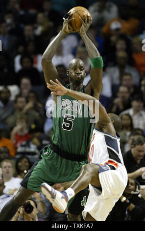 Boston Celtics forward Kevin Garnett looks to pass over Charlotte Bobcats guard Raymond Felton in an NBA basketball game in Charlotte, North Carolina on January 6, 2009. Charlotte won 114-106 in overtime. (UPI Photo/Nell Redmond) Stock Photo