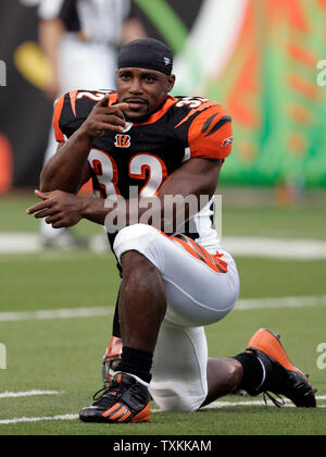 The Cincinnati Bengals running back Rudi Johnson (32) rushes up the middle  for a 4-yard touchdown in the fourth quarter after pushing Baltimore Ravens  linebacker Ray Lewis (52) into the end zone