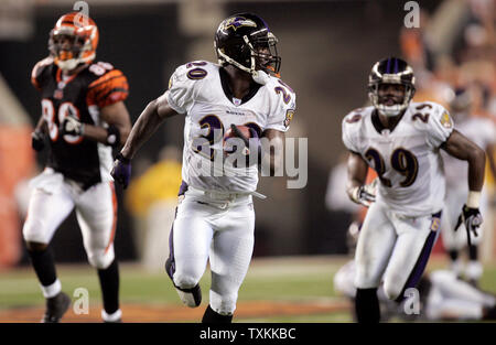 Cincinnati Bengals' Tab Perry (88) is tackled by Buffalo Bills