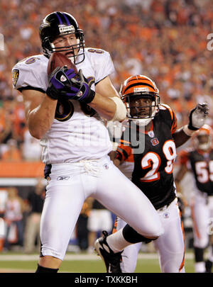 The Baltimore Ravens tight end Todd Heap (86) catches a 10 yard touchdown  pass with 34 seconds remaining in the fourth quarter against the San Diego  Chargers Shawne Merriman on October 1