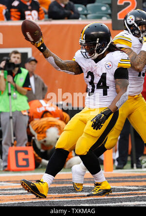 Pittsburgh Steelers DeAngelo Williams (34) celebrates his touchdown against the Cincinnati Bengals during the second half of play against the Cincinnati Bengals at Paul Brown Stadium in Cincinnati, Ohio, December 13, 2015.      Photo by John Sommers II/UPI Stock Photo