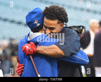 Cleveland Indians Francisco Lindor hugs Chicago Cubs Javier Baez (L) before  the 2018 Home Run Derby at Nationals Park in Washington, D.C. on July 16,  2018. Photo by Kevin Dietsch/UPI Stock Photo - Alamy