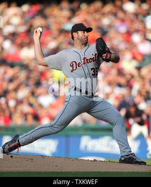 Detroit Tigers starter Justin Verlander pitches against the St. Louis  Cardinals in the fourth inning of a baseball game Friday, June 23, 2006, in  Detroit. (AP Photo/Duane Burleson Stock Photo - Alamy