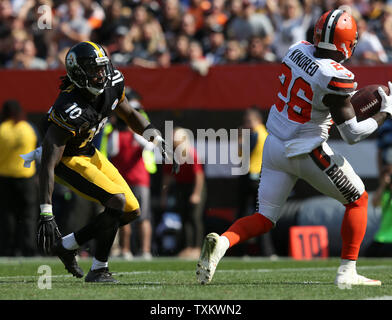 Pittsburgh Steelers' Martavis Bryant (10) muffs a kickoff, but recovered  the ball during an NFL football game against the Baltimore Ravens, Sunday,  Dec. 10, 2017, in Pittsburgh. (AP Photo/Keith Srakocic Stock Photo - Alamy