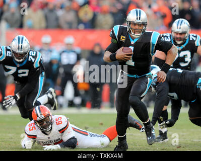 Carolina Panthers' Cam Newton (1) runs through the tunnel to the field ...