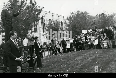 Democratic presidential candidate Arkansas Governor Bill Clinton  speaks to students at the University of Toledo, Ohio on October 29, 1992. UPI/Tony Bassett Stock Photo