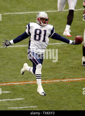 New England Patriots wide receiver Bethel Johnson (81) outruns Buffalo  Bills cornerback Nate Clements to dive over the goal line for a  touchdown,in the first quarter at Gillette Stadium in Foxboro, MA