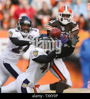 Baltimore Ravens cornerback Dale Carter (24) and safety Chad Williams (49) break up a pass intened for Cleveland Browns wide receiver Antonio Bryant (81) in the first quarter at Cleveland Browns Stadium in Cleveland, OH on January 1, 2006.  (UPI Photo/Scott R. Galvin) Stock Photo