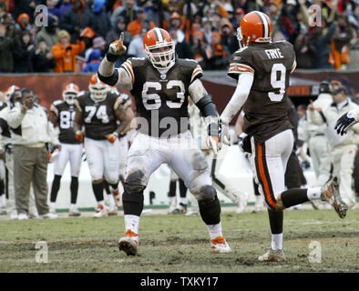 Cleveland Browns offensive lineman Joe Thomas at the Cleveland Browns NFL  football training camp Saturday, Aug. 1, 2009, in Berea, Ohio. (AP  Photo/Tony Dejak Stock Photo - Alamy