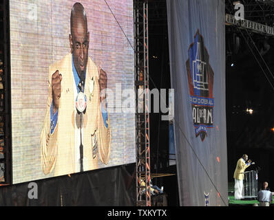 Deion Sanders Puts Bandanna on His Hall of Fame Bust (Video)