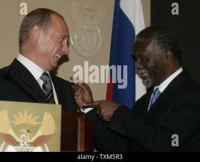Russian President Vladimir Putin (L) and his South African counterpart Thabo Mbeki laugh during a news conference in Cape Town, South Africa on September 5, 2006. Putin is on a two-day state visit to South Africa.  (UPI Photo/Anatoli Zhdanov) Stock Photo