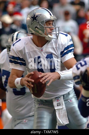 Dallas Cowboys' quarterback Drew Bledsoe stays in the pocket looking to pass against the Kansas City Chiefs on December 12, 2005 in Irving, Texas.  (UPI Photo/Ian Halperin) Stock Photo