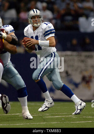 Dallas Cowboys quarterback Drew Bledsoe looks for an open receiver during the Washington Redskins game at Texas Stadium on September 17, 2006. The Cowboys defeated the Redskins 27-10.  (UPI Photo/Ian Halperin) Stock Photo