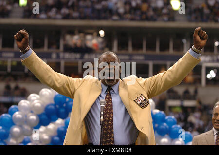 Dallas Cowboys former player Rayfield Wright before a halftime ceremony  during an NFL football game against the New York Giants, Sunday, Sept. 20,  2009, in Arlington, Texas. (AP Photo/Sharon Ellman Stock Photo 