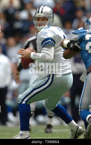 Dallas Cowboys Qb Tony Romo is all smiles during the 2010 NFL Pro