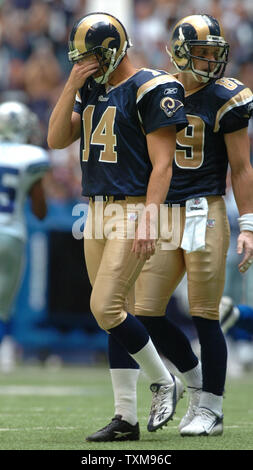 St. Louis Rams kicker Jeff Wilkins hides his eyes as his 28-yard goal sails wide during the second quarter September 30, 2007 at Texas Stadium in Irving, TX.  The Cowboys beat the Rams 35-7 and are 4-0 on the season.  (UPI Photo/Ian Halperin) Stock Photo