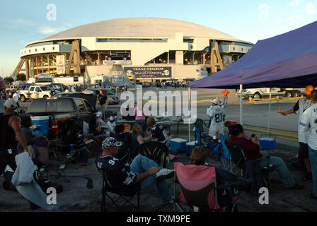 Fans brave rain to tailgate before the Dallas Cowboys Thanksgiving game -  CBS Texas