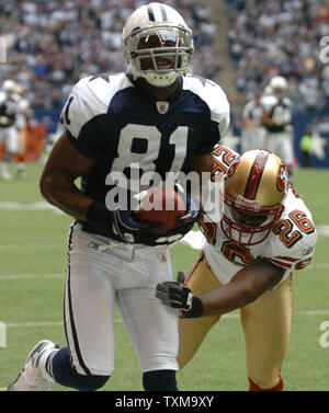 49ERSOWENS-C-24SEP-SP-MAC San Francisco Forty Niners v. Dallas Cowboys.  49ers 81- Terrell Owens stands at the center of Dallas Stadiun on the  Cowboys Star and celebrates his first TD in the 2nd quarter. (