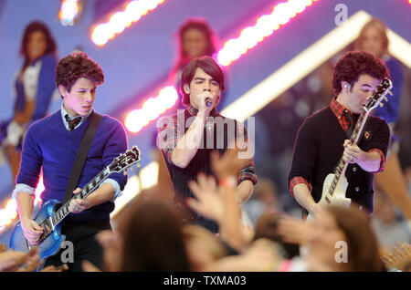 27 November 2008 - The Jonas Brothers perform at halftime of the