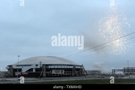 https://l450v.alamy.com/450v/txmahd/fireworks-go-off-next-to-texas-stadium-the-former-home-of-the-dallas-cowboys-for-37-years-just-prior-to-its-implosion-april-11-2010-crews-drilled-more-than-2800-holes-in-the-columns-at-the-irving-texas-stadium-and-placed-nearly-2715-pounds-of-explosives-into-the-structure-for-detonation-upiian-halperin-txmahd.jpg