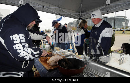 Despite the cold weather, fans enjoy their Thanksgiving dinner while  tailgating prior to the Dallas Cowboys-New Orleans Saints NFL game November  25, 2010 in Arlington, Texas. UPI/Ian Halperin Stock Photo - Alamy