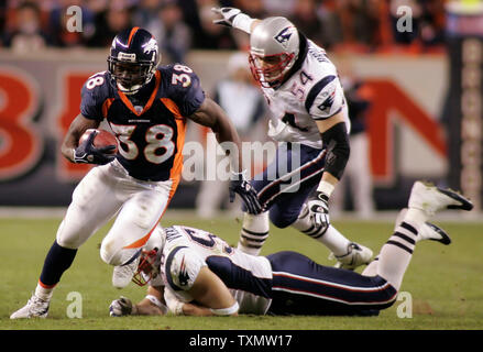 Running back Mike Anderson of the Denver Broncos gives a Mile High Salute  after scoring a touchdown against the Ne…