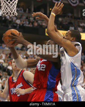 Los Angeles Clippers Elton Brand drives for 2 of his 40 points