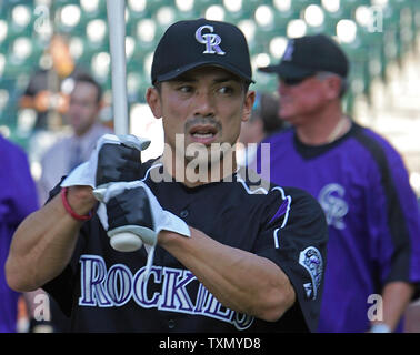 New York Mets pitcher John Maine watches the Colorado Rockies take batting  practice at Coors Field in Denver August 29, 2006. (UPI Photos/Gary C.  Caskey Stock Photo - Alamy