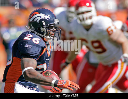 Denver Broncos runningback Tatum Bell breaks through the line against the  Philadelphia Eagles during the fourth quarter in Denver, Sunday, Oct. 30,  2005. Denver beat Philadelphia, 49-21. (AP Photo/Jack Dempsey Stock Photo -  Alamy