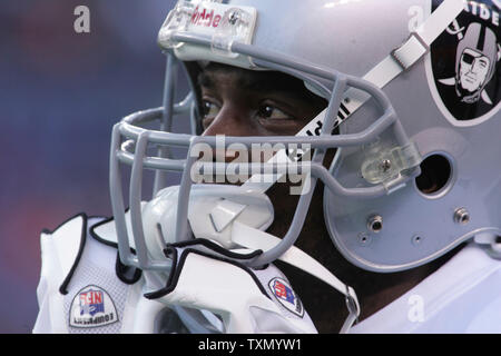 Oakland Raiders wide receiver Randy Moss (18) misses a pass